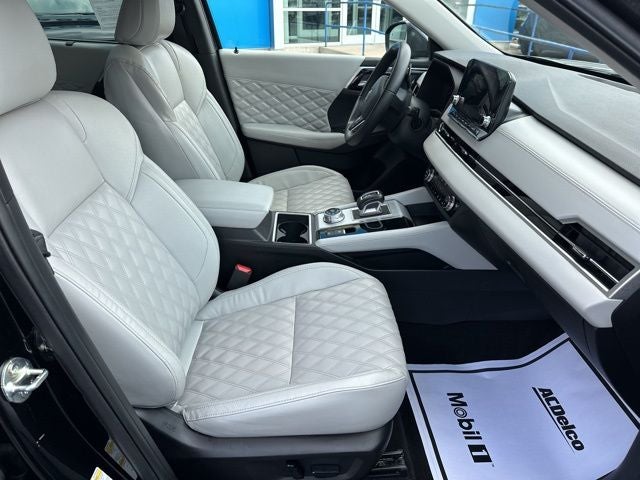 2023 Mitsubishi Outlander Base