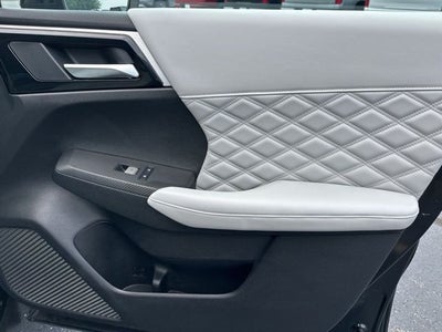 2023 Mitsubishi Outlander Base