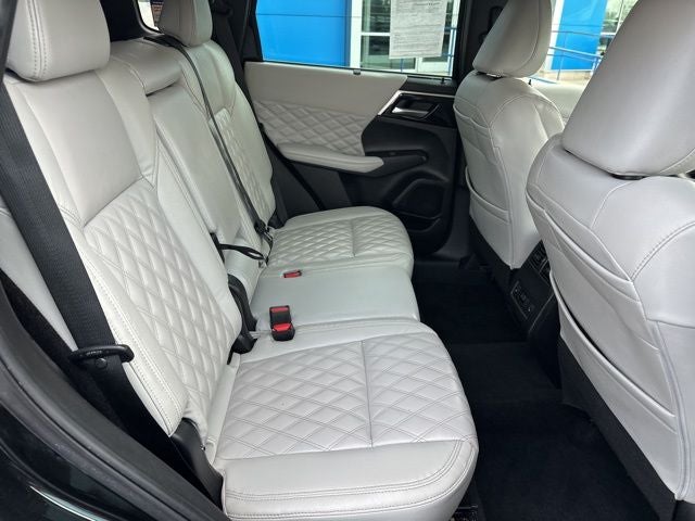 2023 Mitsubishi Outlander Base