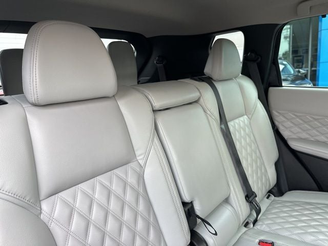 2023 Mitsubishi Outlander Base