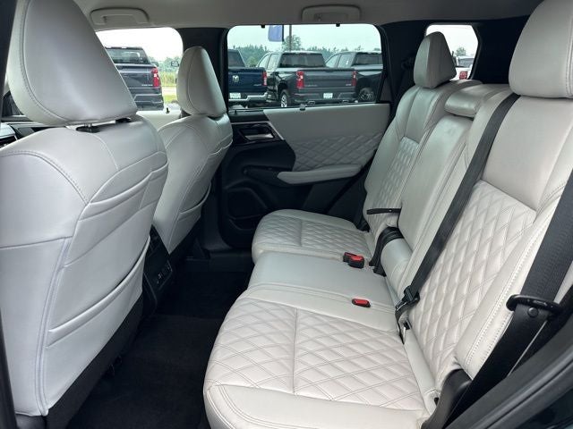 2023 Mitsubishi Outlander Base